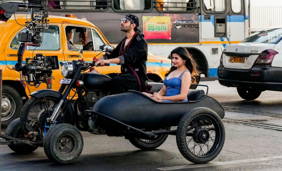 बॉलीवुड के 'शहजादा' कार्तिक आर्यन हावड़ा ब्रिज पर बाइक राइड करते हुए आए नजर!