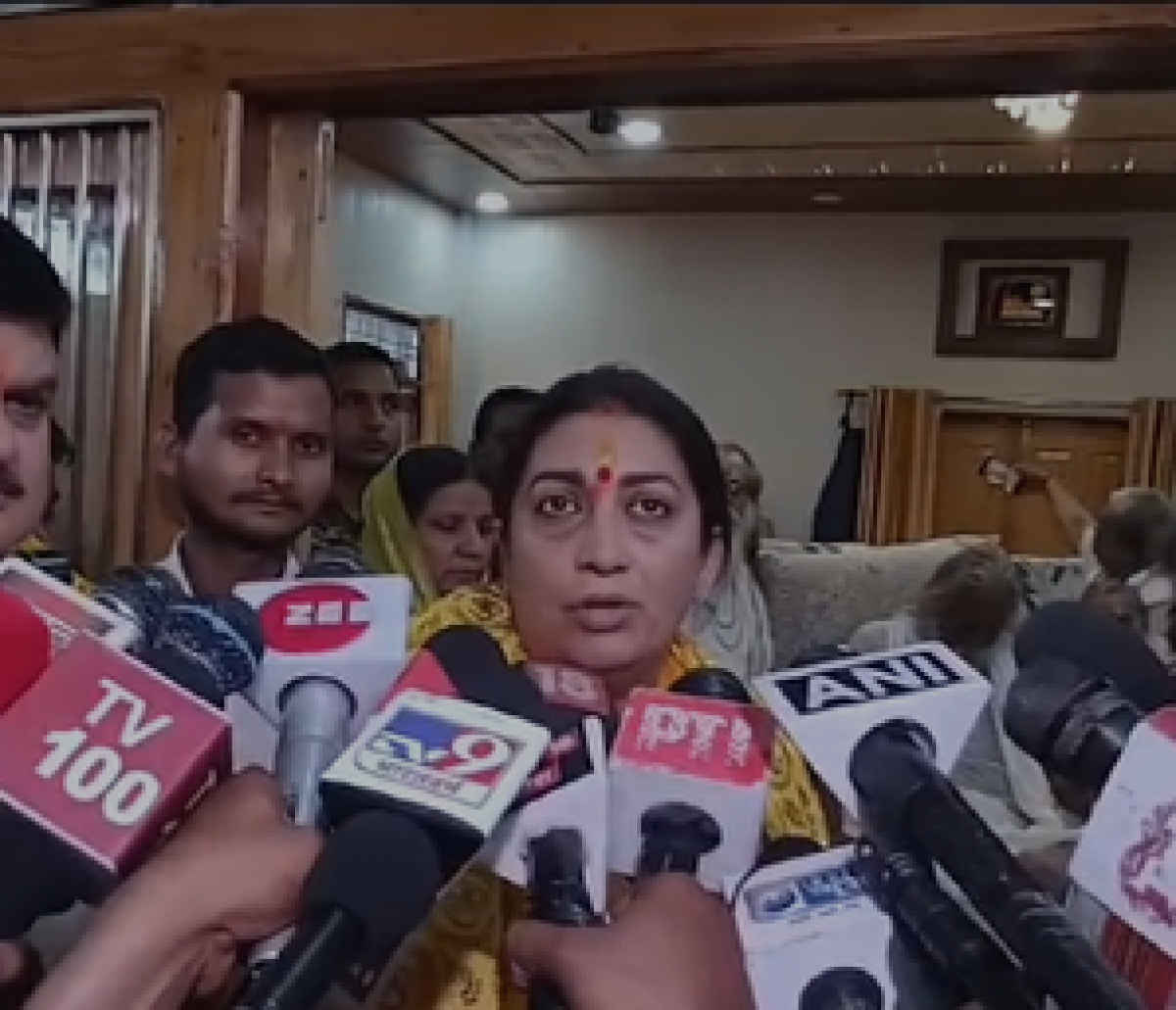 स्मृति ईरानी ने किया रामलला का दर्शन, बोलीं-'धर्म व धैर्य की धरा पर आना पुण्य का फल'