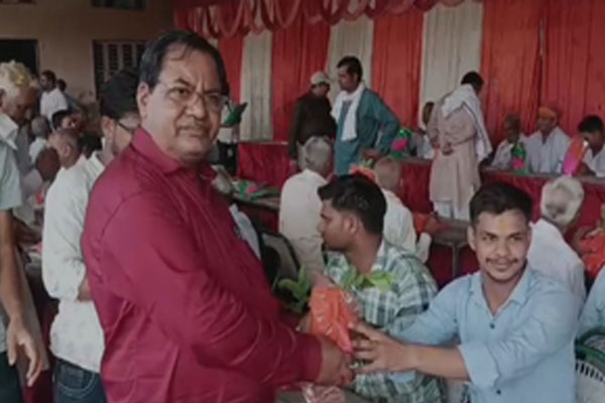 अनूठी पहल : बेटी की शादी में पिता ने बारातियों को भेंट में दिया 'भविष्य'